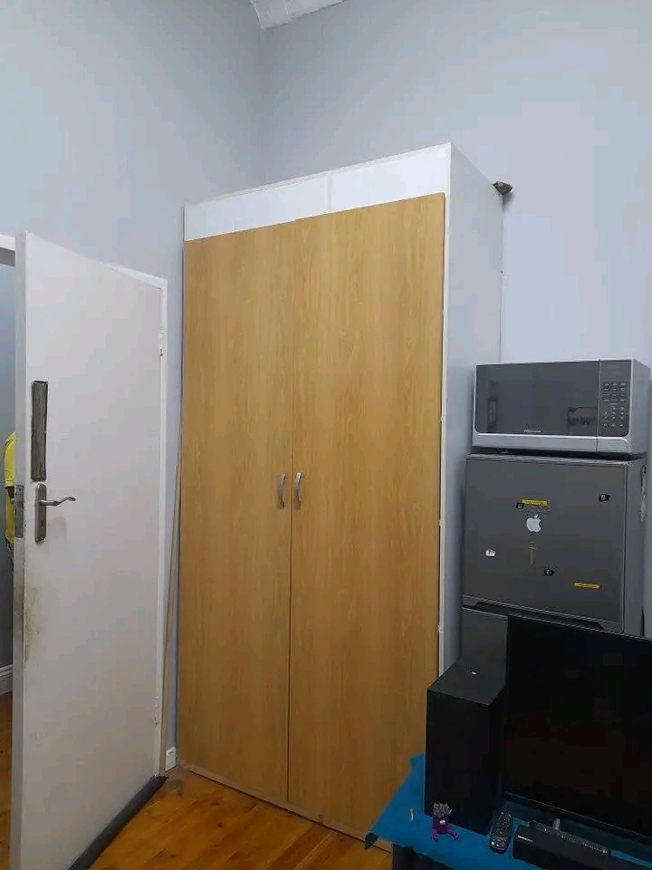 Medium sized (12sqm) furnished room in upmark  in Johannesburg