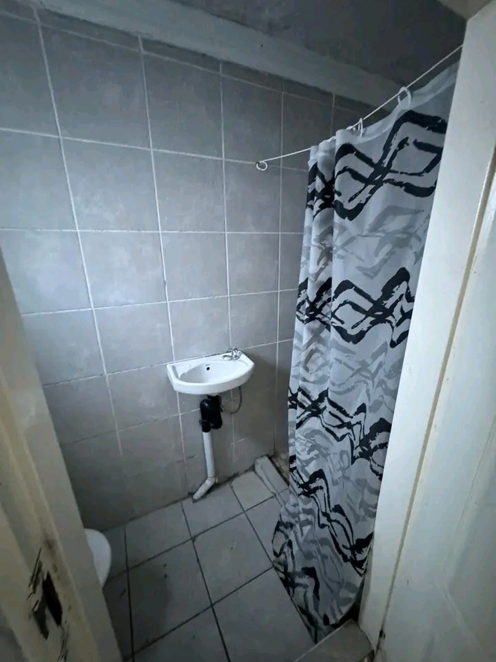 A bachelor to let for r3000 including water.  in Bezuidenhout Valley
