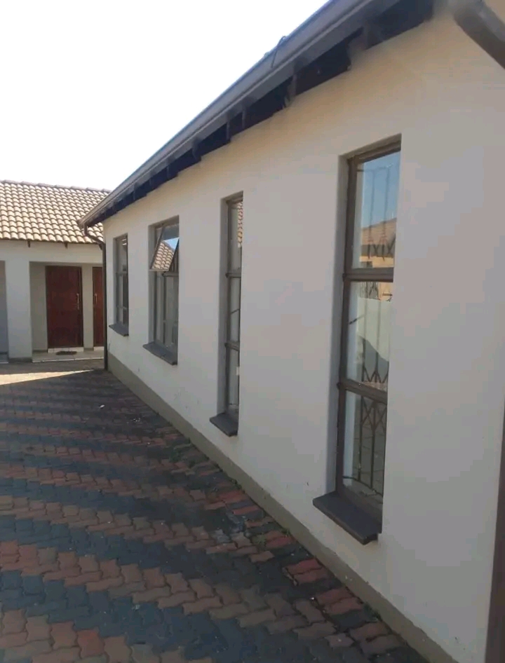 Available now!!! 
house to rent
r 6 000 mon  in Birch Acres
