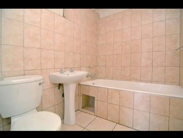 Big bedroom to rent r2600 catherine and o rei  in Berea