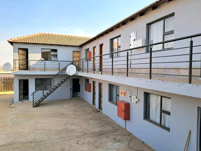 Bachelor ensuite ext 12 r2500 pm
deposit req  in Protea Glen