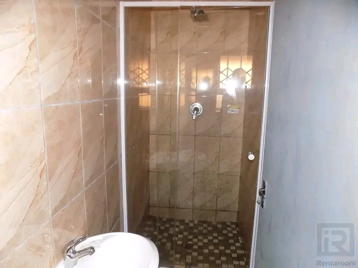 Ensuite room available to rent
rent: r2000 p  in Protea Glen