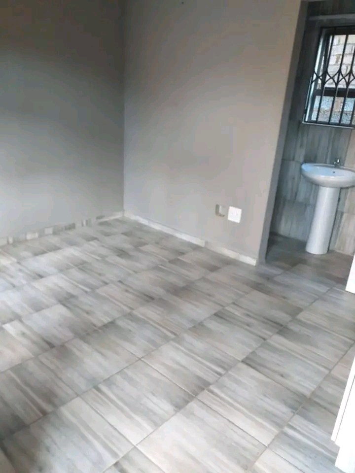 Bachelor cottage available end of july for r2  in Vosloorus