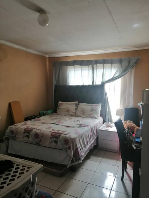 Spacious bachelor available in ext 27 from 01  in Clayville