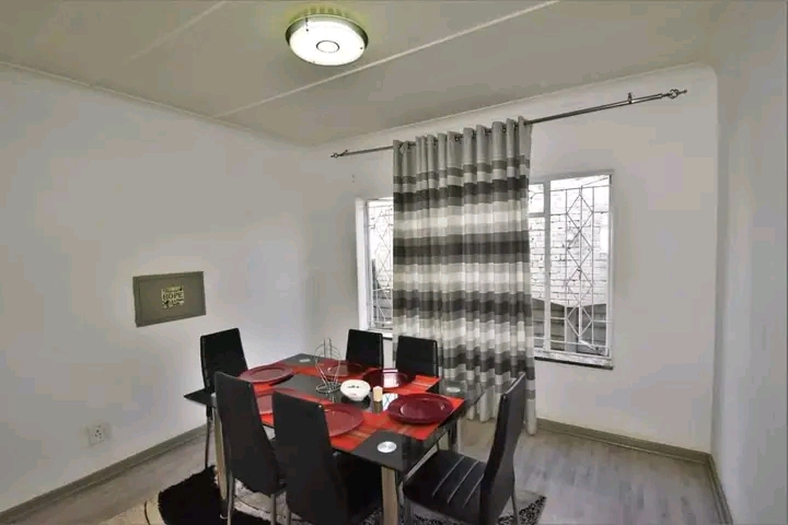 4 bedroom house
2 bathrooms
kitchen 
prepa  in Germiston
