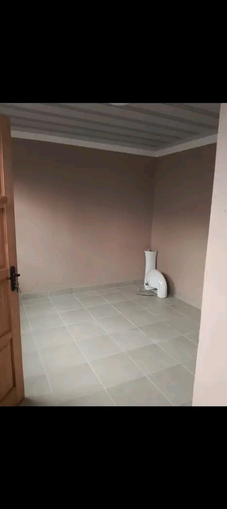 Room available in ext2 near taxi rank 2000 re  in Ivory Park