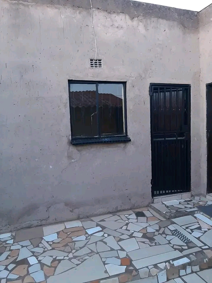 Standard room available at zone4 rent r1000 s  in Meadowlands