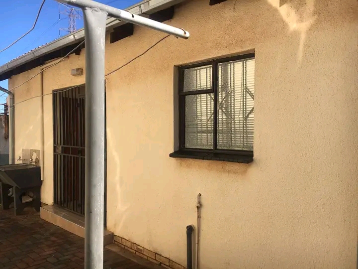 Garage size room rent r2000 deposit r2000
ou  in Protea North
