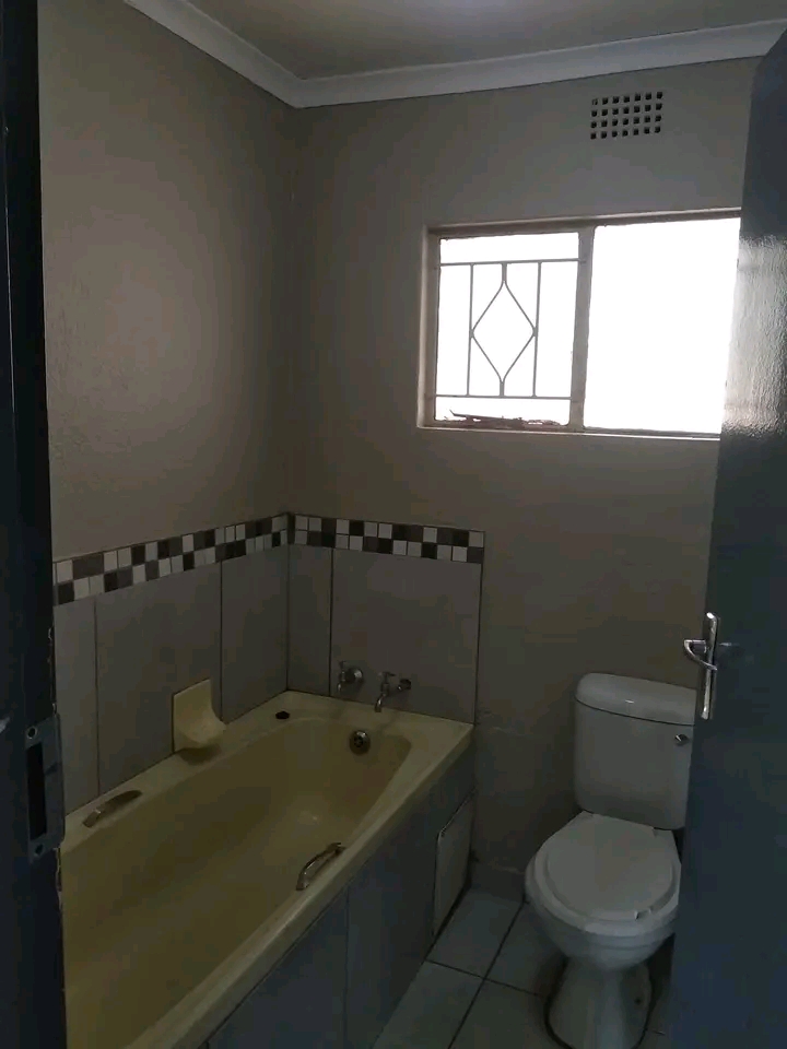 Bachelor unit available for rental at ponong   in Vosloorus