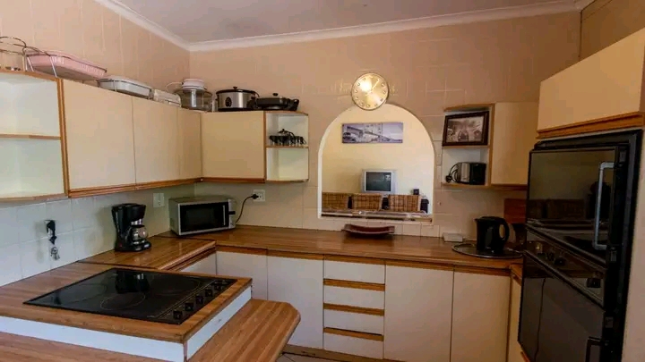 House for rental 
rental r8700 plus deposit   in Dawn Park