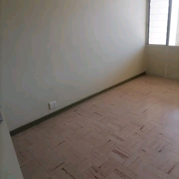 Big room available available for a lady to sh  in Pretoria