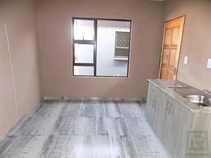 Ensuite room available to rent
rent: r2000 p  in Protea Glen