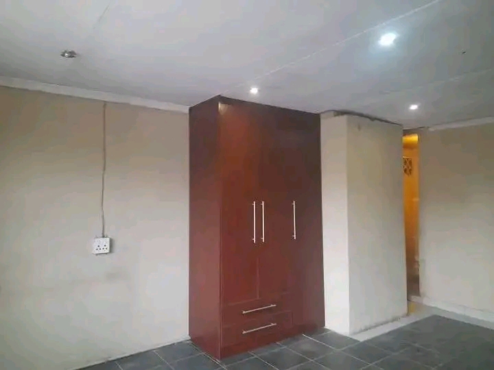 Spacious bachelor to let in stanhope road
r3  in Wychwood
