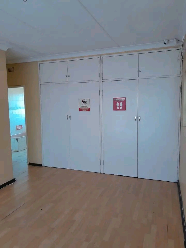 House to rent 
rent r7000(excl water)
depos  in Leondale