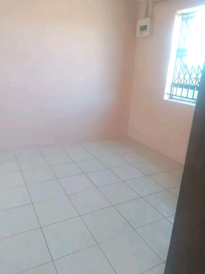 A 3 roomed house available in phomolong.

1  in Orlando West