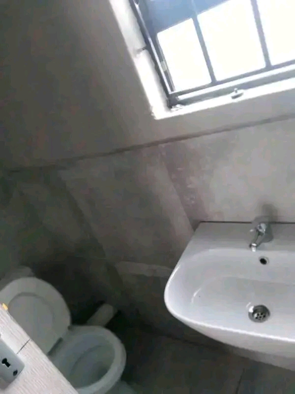 Ensuite available. not a big room 
r1700  ne  in Orlando East