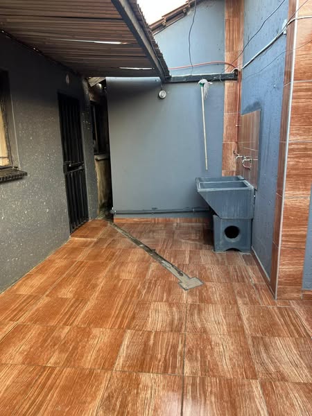2 fitted bedrooms house coming with a fitted   in Tembisa