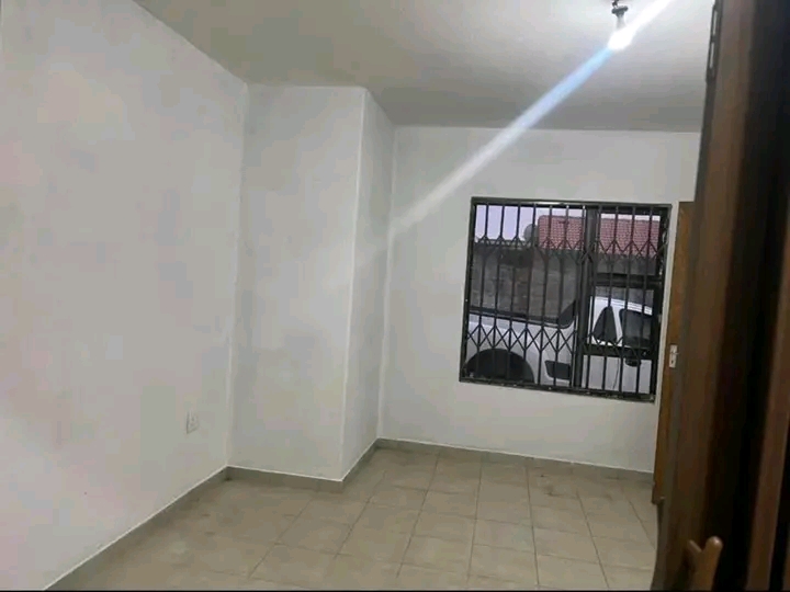 Room available to rent month end for r2000 ex  in Braamfischer