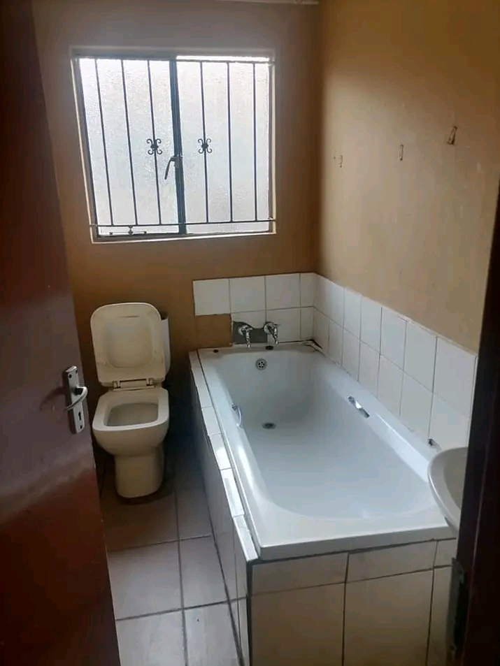 Vosloorus (paradise park) house for rental fo  in Vosloorus