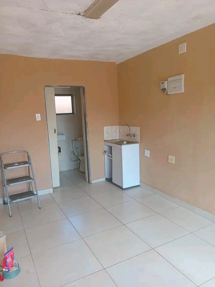 Bachelor s room to rent at ext 16 with a sink  in Protea Glen
