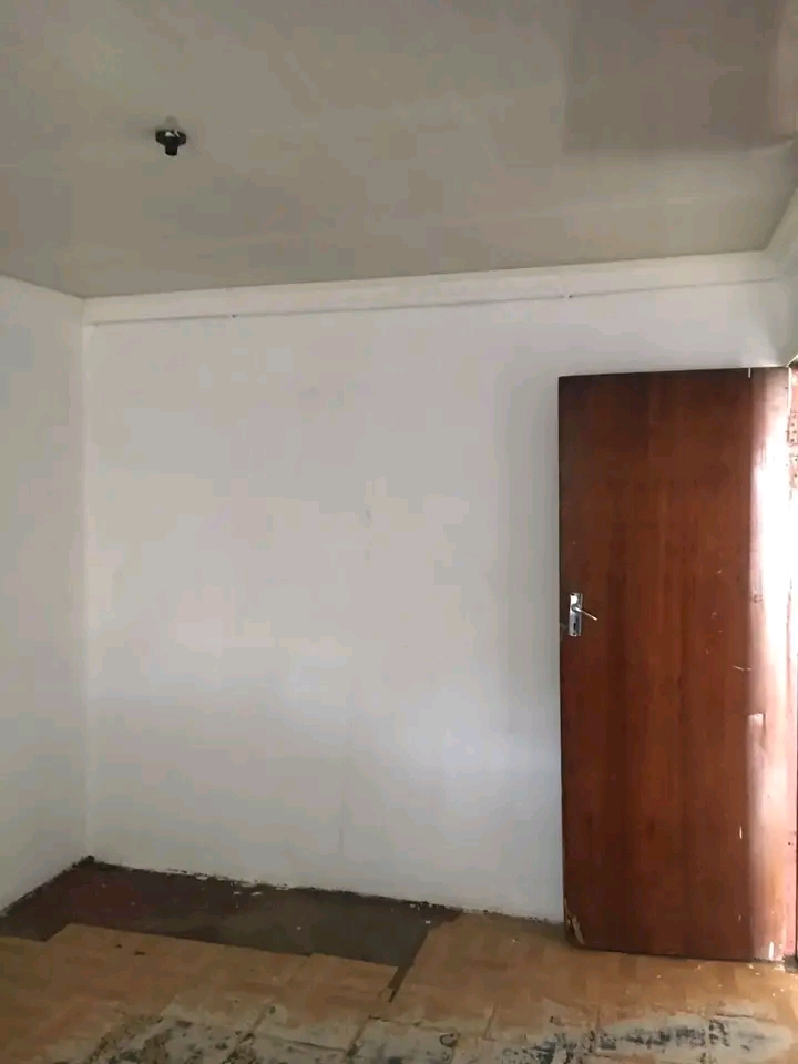Rent r2500
deposit r2500
1 bedroom 
lounge  in White City Jabavu
