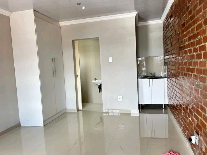 Bachelor available for rent.
ext 37 near bat  in Olivenhoutbosch