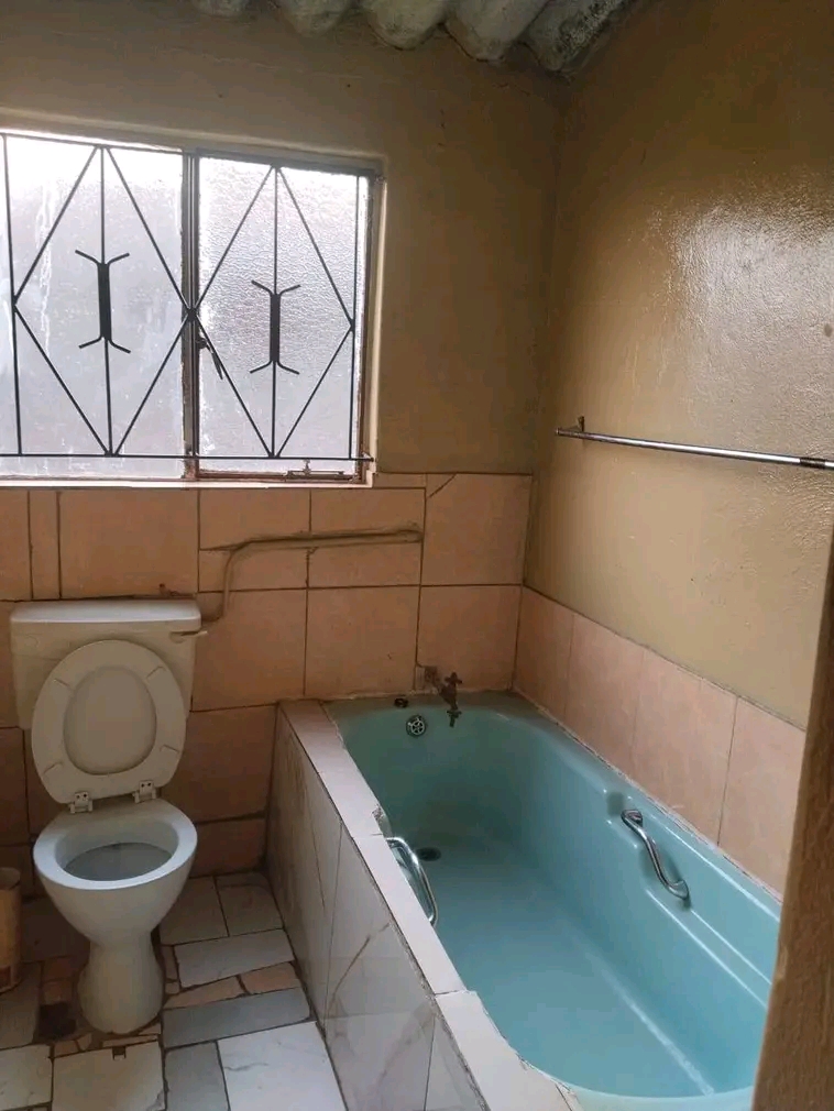 Two room cottage available for rental in mail  in Vosloorus