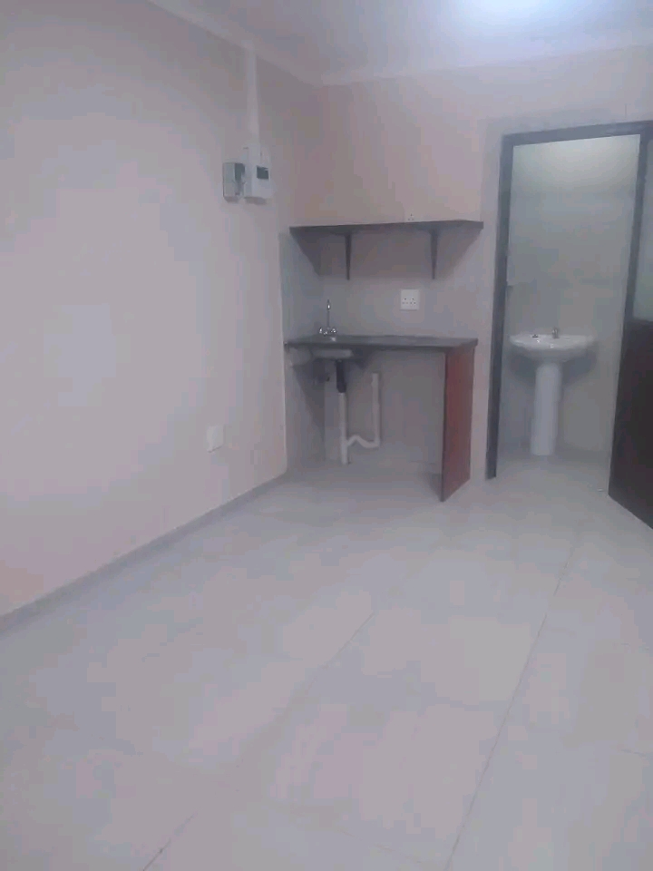 Bachelor en-suite
rent r3000
deposit r3000  in Orlando West