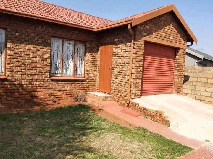 House available to rent at marimba 📌📌
  in Vosloorus