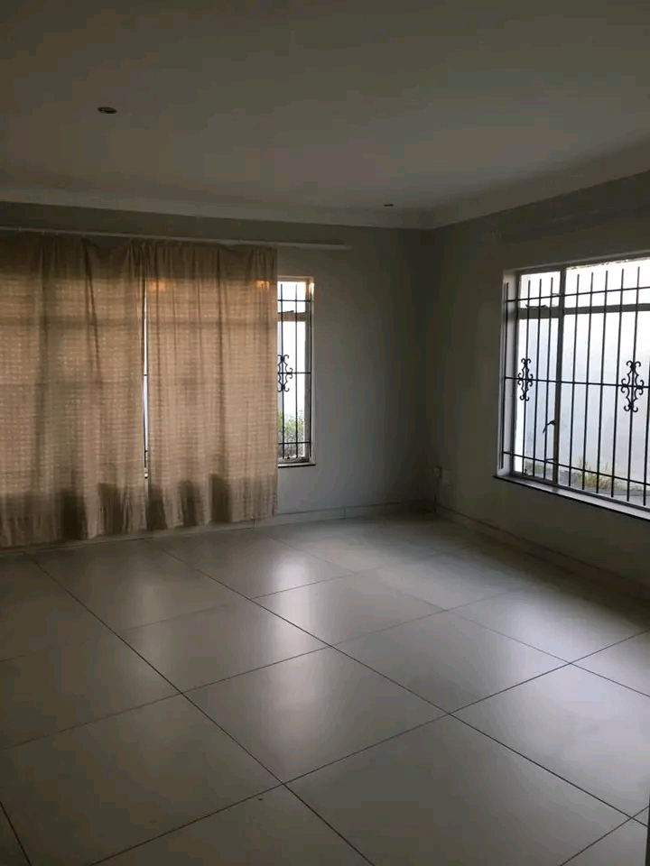 Beautiful modern 3 bed house for rent on a sh  in Elandspark