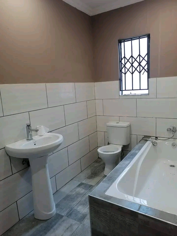 Greetings bachelor s rooms available for mont  in Clayville