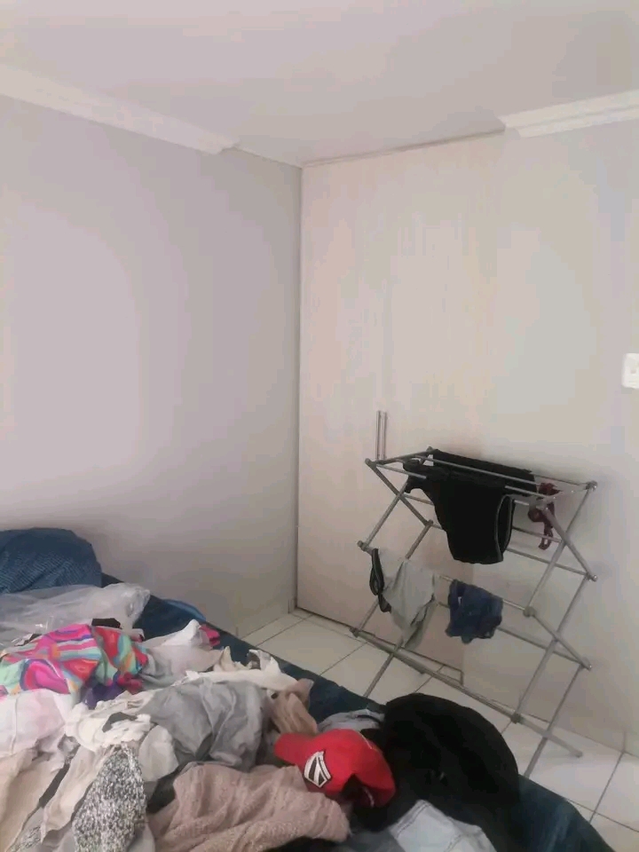 2 bedrooms upstairs  cottage comes with fitte  in Norkem Park