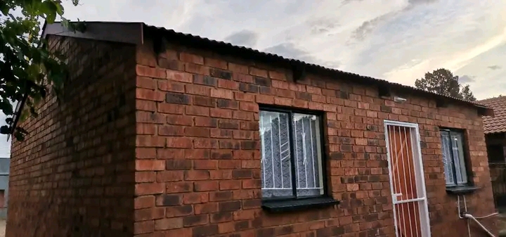 2 rooms to rent in oakmoor for r2200. 1 bedro  in Tembisa