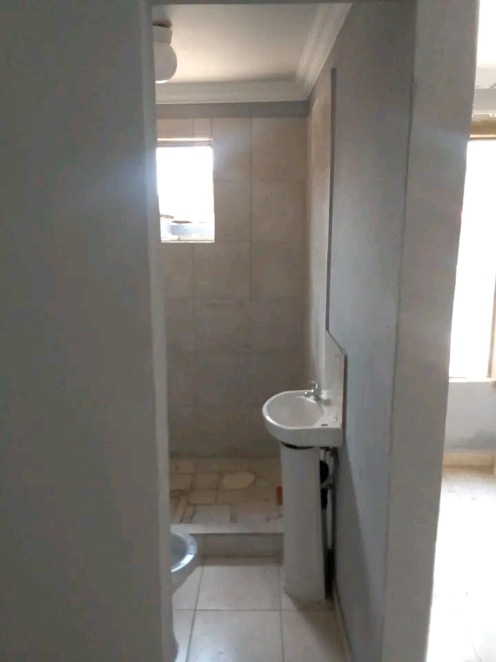 Newly renovated room featuring a private show  in Forest Hill