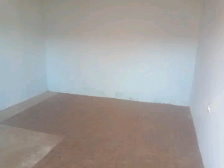 Room available in ext2, rent is 700 water and  in Rondebult
