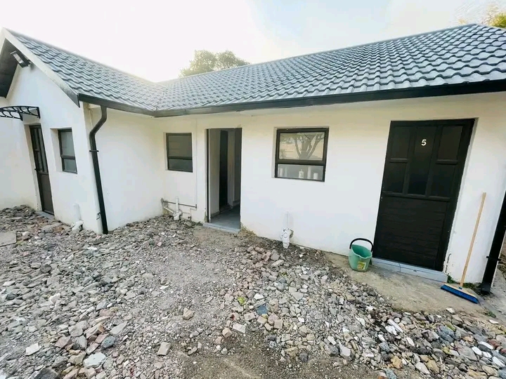 1 separate bedroom cottage with open plan kit  in Esther Park