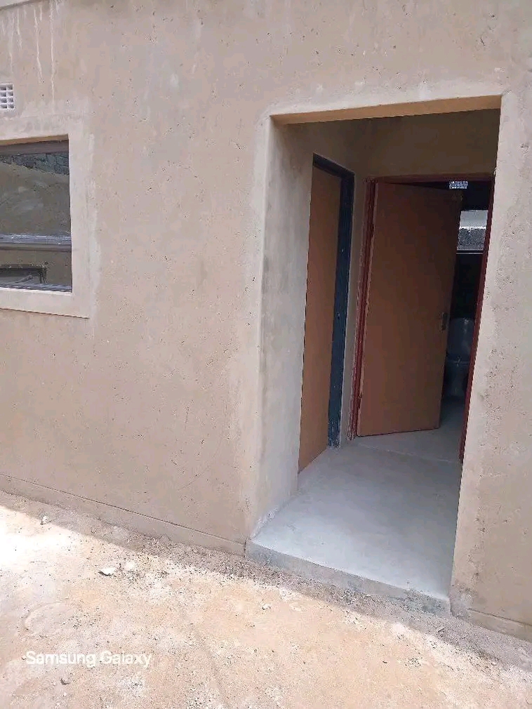 Newly built rooms available for rent located   in Meadowlands