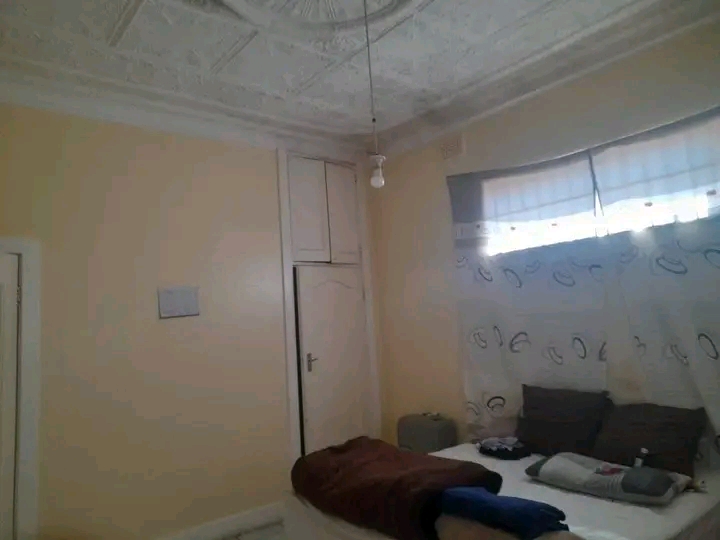 Inside room to let in oxford road johannesbur  in Kensington