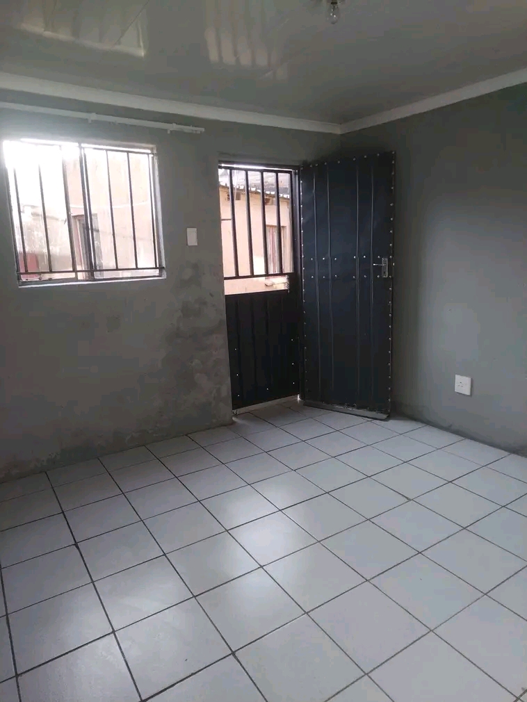 Room available @r1500
ema 7 soweto
whatsapp  in White City Jabavu