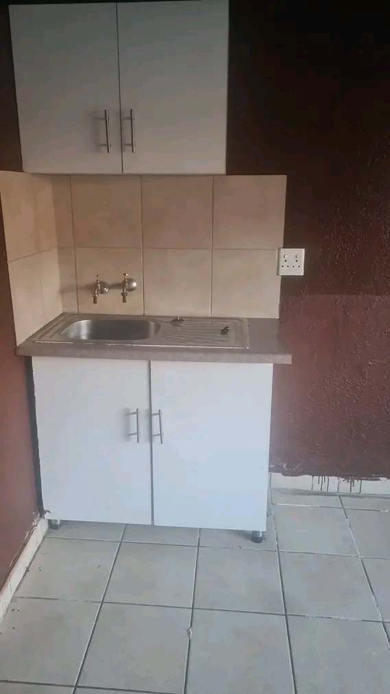 Room to let at 24 president and garden has to  in Turffontein