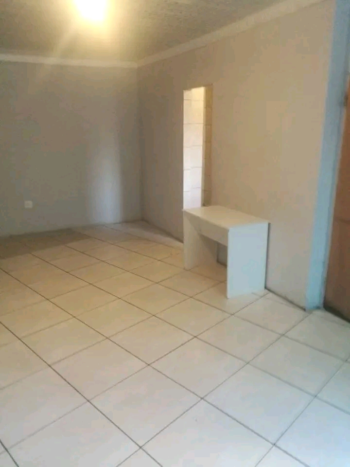 Big ensuite available immediately in zone 5 n  in Meadowlands