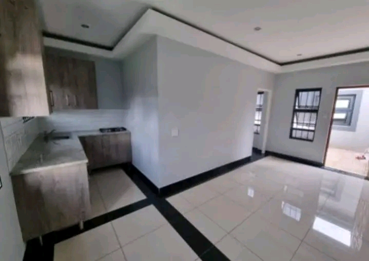 Cottage available in horizon view for r2500pm  in Roodepoort