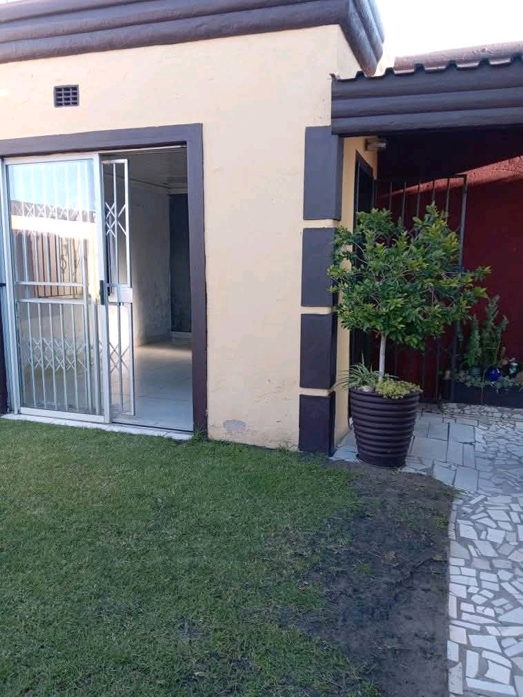 Room with ensute
available to rent in phase4  in Braamfischer