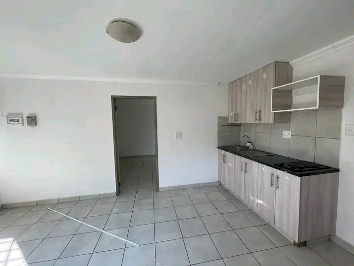 West🏘️ terenure 🏡
3 units 
rental :  in Kempton Park