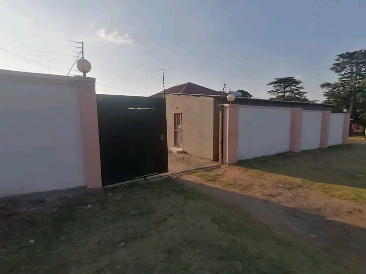 Neat and spacious 1 bedroom cottage available  in The Hill