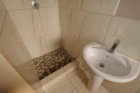 Still available to rent in  white city for 25  in White City Jabavu