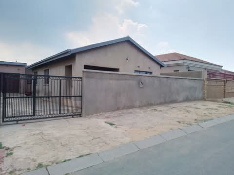 3 bedroom house available for immediate occup  in Pimville