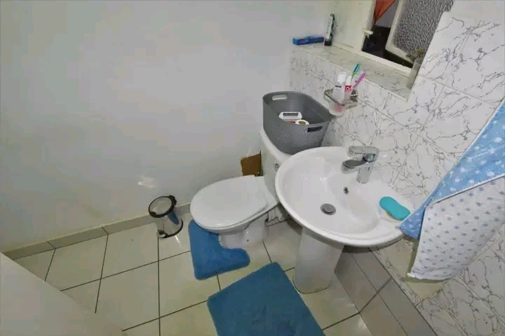 4 bedroom house
2 bathrooms
kitchen 
prepa  in Germiston