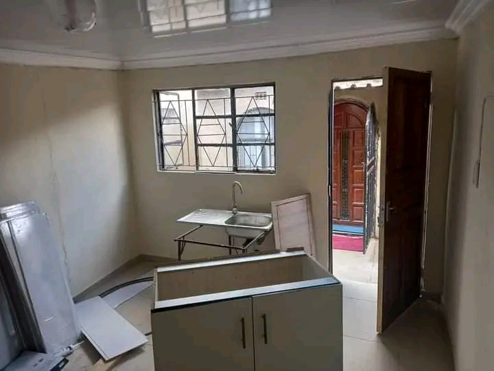 Big bachelor room to rent available at makhul  in Tembisa