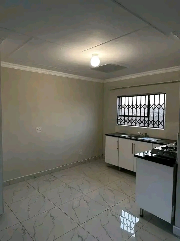 Open plan bachelor available at hospital view  in Tembisa